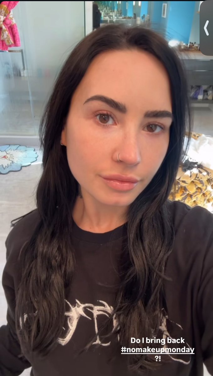 DevonnesMuse's tweet photo. Demi is bringing back their iconic #NoMakeUpMonday . https://t.co/zpzMRdBZbP