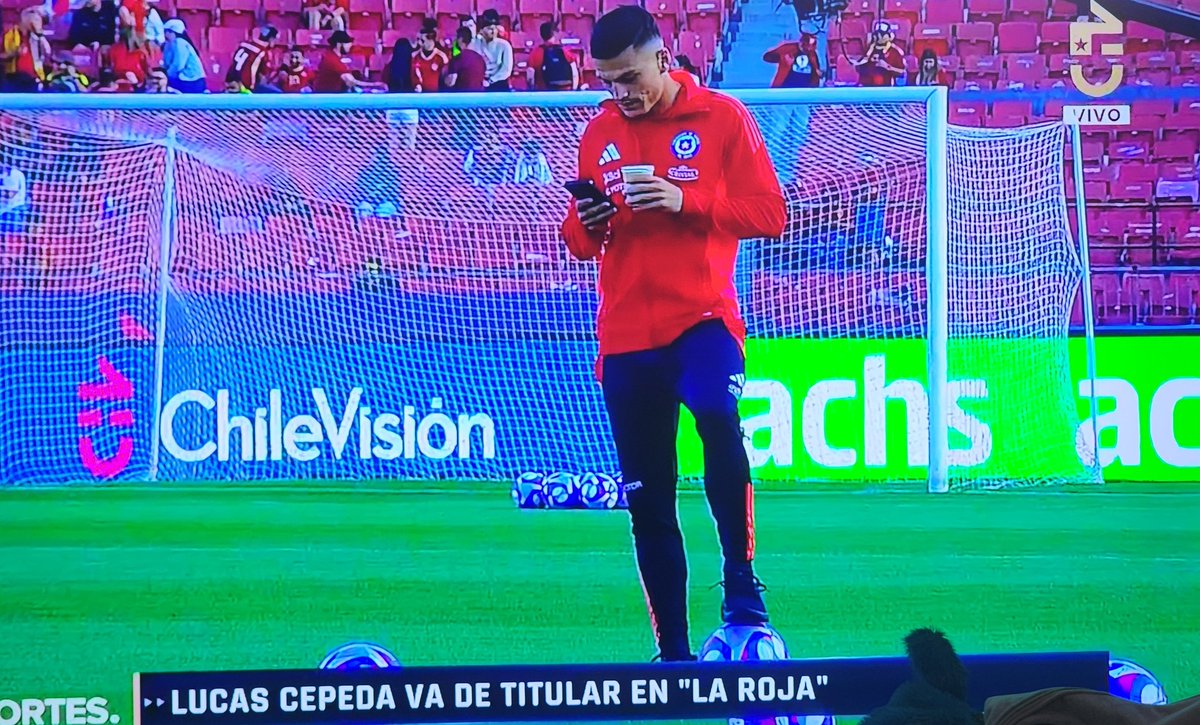 Así de "concentrados" están los jugadores, teléfono en mano antes del partido (un elemento distractor), podrán decir que es una exageración, pero esto habla de la displicencia de Gareca y una falta enorme de liderazgo...🤷🏽‍♂️
#VamosChile
#LaRojaxCHV