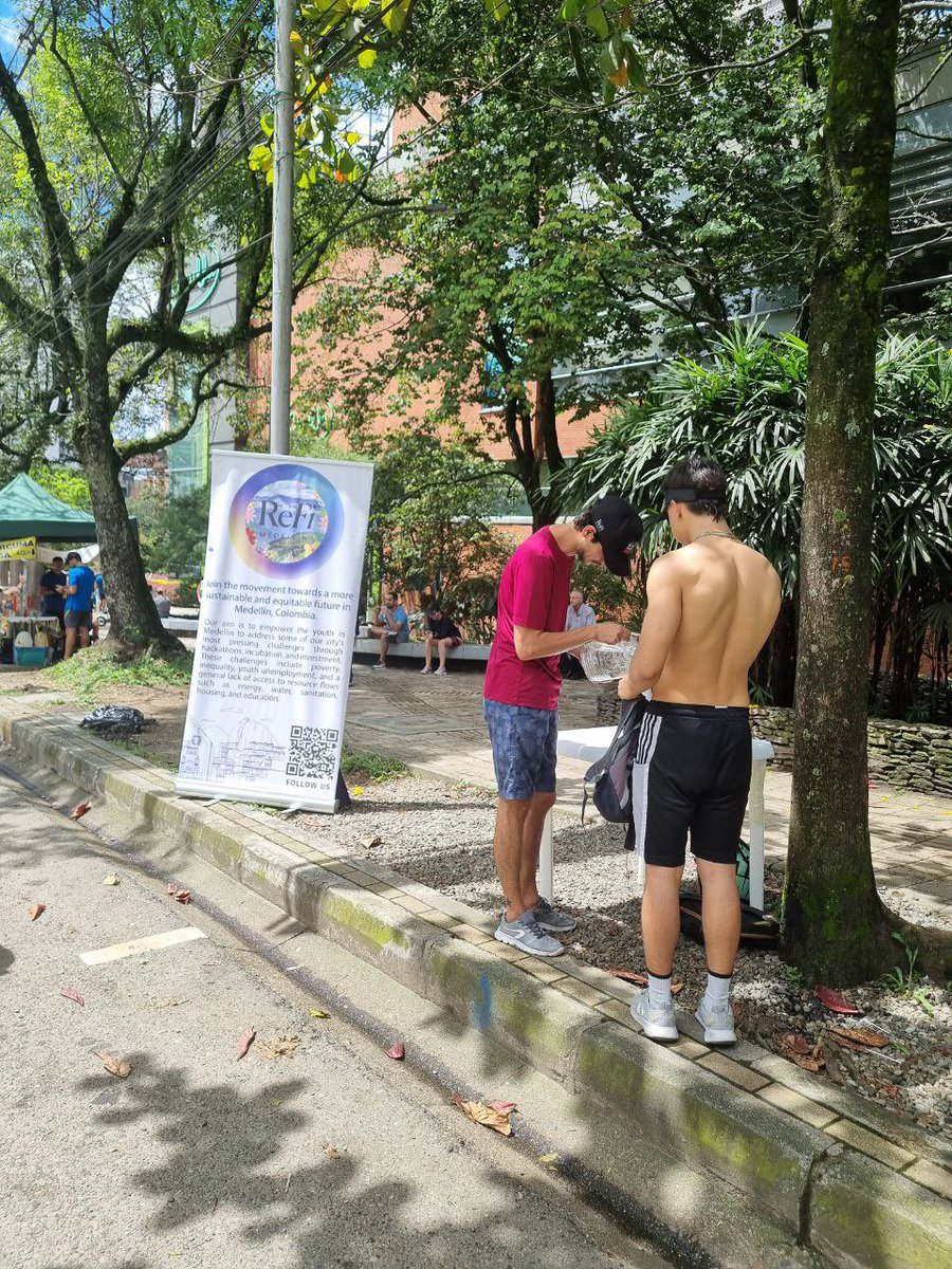 NKYakowitz's tweet photo. Ahora, las personas usan cCOP para comprar bebidas hidratantes en #cicloviaonchain!!! Sin preocuparse por tasas de cambio, pagando en su moneda local. cCOP, la primer stable descentralizada del peso Colombiano. https://t.co/kTVqN3xn1Y
