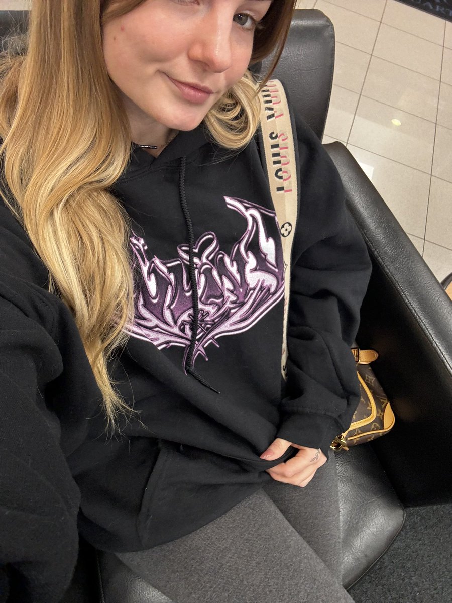 had to be the sweetest girl in the <a href="/awlivv/">awlivv</a> hoodie at the dealership today