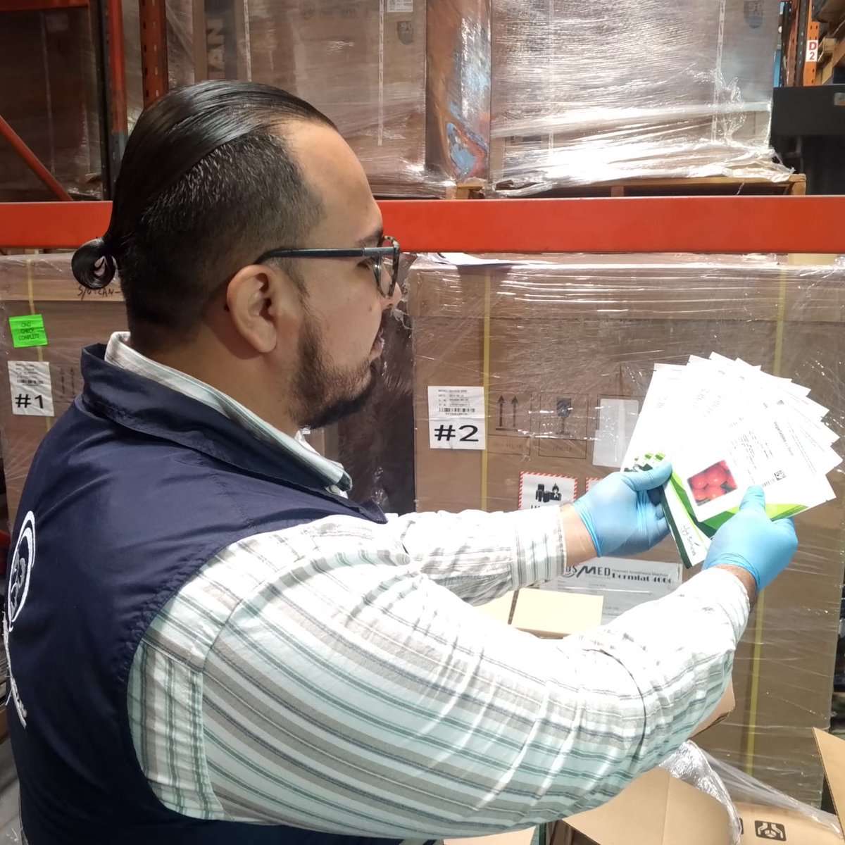 AgrocalidadZ5's tweet photo. #Guayas | Inspeccionamos material de origen vegetal, plantas orquídeas, plantas in vitro de banano, fruta cerezas, semillas de sandia y papaya; con el objetivo de verificar las condiciones y cumplimiento de los requisitos fitosanitarios, en el #AJJO de la ciudad de #Guayaquil. https://t.co/tsGllzQHUe