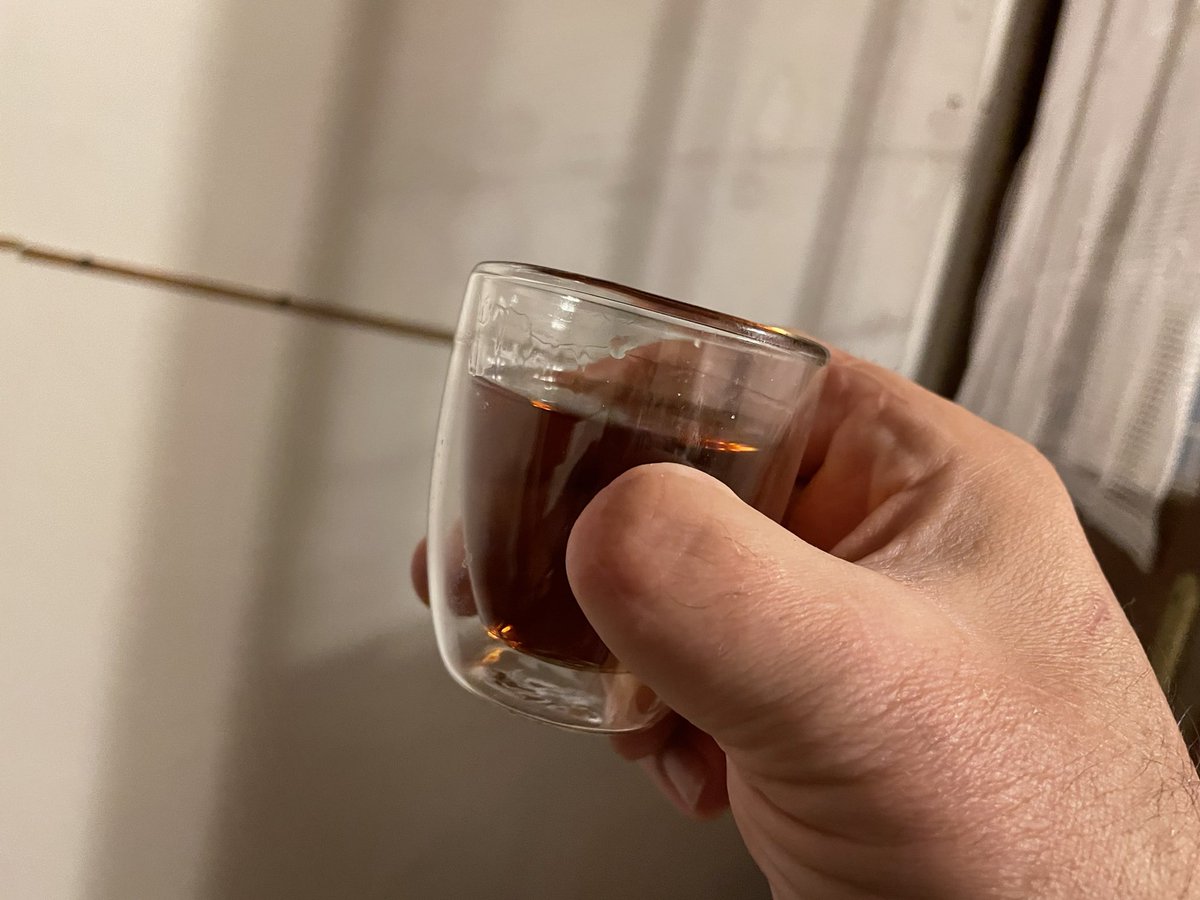 Tisíc dní, to to letí…
Čtrnáctej den války sem už podepisoval kontrakt v Kyjevě…
Když to rozpočítám, tak z této tisícovky jsem byl 131 dní v červené zóně, 28 dní v zelené zóně, 213 dní sem si dával pauzu mezi prvním a druhým deploymentem, 427 dní po nemocnicích, 201 dní teď