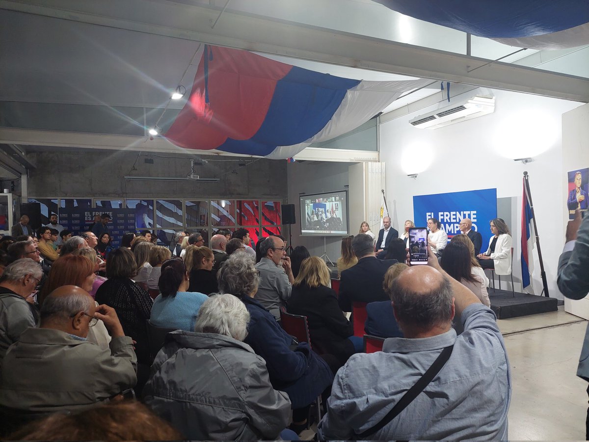 Enriquecedor encuentro con profesionales del Derecho en La Huella. Se cuenta con la presencia de la candidata a la Vicepresidencia por el <a href="/Frente_Amplio/">Frente Amplio</a> <a href="/CosseCarolina/">Carolina Cosse</a> y <a href="/JuanARoballo/">Juan Andrés Roballo</a> entre otros. Se expone entre otros temas sobre derecho laboral con una mirada de futuro.