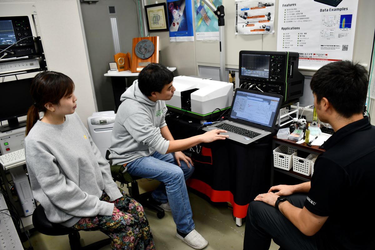UNISOKU_PR's tweet image. 中央大学の浅井智広先生と学生さんが分光デモ測定のため来社されました。ありがとうございました！
#picoTAS #来社実験サービス
