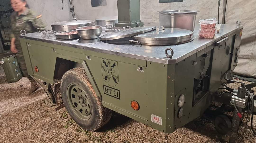 FUTER_ET's tweet photo. Para sostener la labor que desarrolla el personal militar del Ejército de Tierra en #Valencia para paliar los destrozos provocados por la #Dana, el personal del #RT21 del #MATRANS ha montado y da servicio con 2 cocinas ARPAS 2000 en el polideportivo de #Silla.
#SomostuEjército https://t.co/EbWsEPljMV