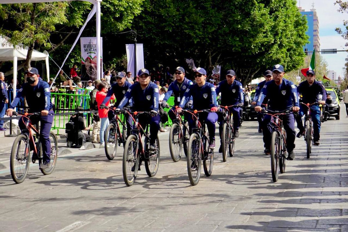 SSPCSLP's tweet photo. 📣 #ATENCIÓN #Desfile

✔️🇲🇽 #SSPC de la Capital tiene listo el operativo del Desfile Cívico Deportivo de la Revolución

👉🏼Se llevará a cabo este miércoles 20 de noviembre en punto de las 10:00 horas en la av. Venustiano Carranza
 
❗️👀Este año, será en un día hábil, por lo que el plan operativo está contemplado para causar el menor impacto en el horario de entrada a los centros escolares🏫

➡️La ruta del desfile será en Carranza en el tramo comprendido de Uresti a Juan de Oñate
 
🚔🚧Policía Vial llevará a cabo el cierre de circulación sobre las vías que conforman el recorrido a partir de las 8:40 horas

🔀Luego de pasar por el jardín de Tequis, la columna tendrá dos disloques:
Uno a la izquierda hacia Av. 18 de Marzo con dirección a la Av. Himno Nacional, y el otro disloque será a la derecha hacia av. Muñoz, Fray Diego de la Magdalena y Juan de Oñate con dirección a la calle Amado Nervo

☑️Vías alternas sugeridas:
 Himno Nacional, Melchor Ocampo, García Diego, Mariano Arista, Nicolás Zapata y Damián Carmona