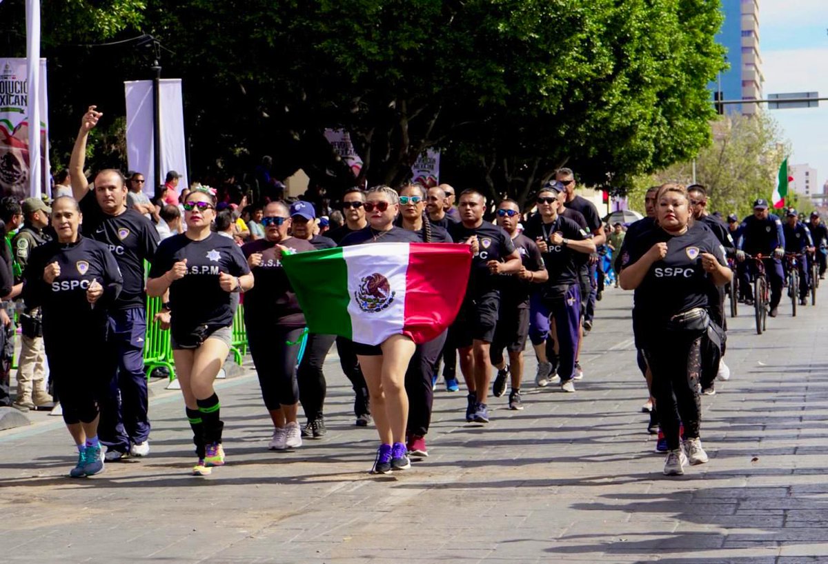 SSPCSLP's tweet photo. 📣 #ATENCIÓN #Desfile

✔️🇲🇽 #SSPC de la Capital tiene listo el operativo del Desfile Cívico Deportivo de la Revolución

👉🏼Se llevará a cabo este miércoles 20 de noviembre en punto de las 10:00 horas en la av. Venustiano Carranza
 
❗️👀Este año, será en un día hábil, por lo que el plan operativo está contemplado para causar el menor impacto en el horario de entrada a los centros escolares🏫

➡️La ruta del desfile será en Carranza en el tramo comprendido de Uresti a Juan de Oñate
 
🚔🚧Policía Vial llevará a cabo el cierre de circulación sobre las vías que conforman el recorrido a partir de las 8:40 horas

🔀Luego de pasar por el jardín de Tequis, la columna tendrá dos disloques:
Uno a la izquierda hacia Av. 18 de Marzo con dirección a la Av. Himno Nacional, y el otro disloque será a la derecha hacia av. Muñoz, Fray Diego de la Magdalena y Juan de Oñate con dirección a la calle Amado Nervo

☑️Vías alternas sugeridas:
 Himno Nacional, Melchor Ocampo, García Diego, Mariano Arista, Nicolás Zapata y Damián Carmona