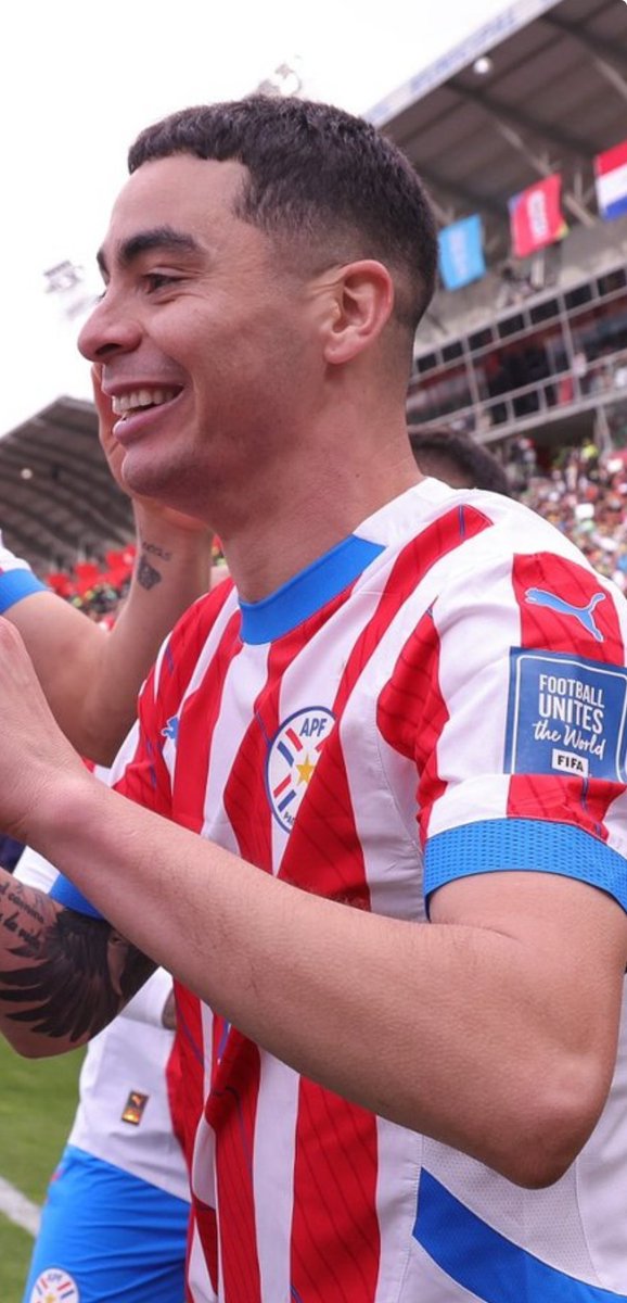 FelipeGoroso's tweet photo. Alguien hizo zoom en el festejo de Almirón con Enciso al empatar. El tipo tenía piel de gallina. Basta. No doy más, loco. Me va a dar algo. https://t.co/UXVJA31Zg3