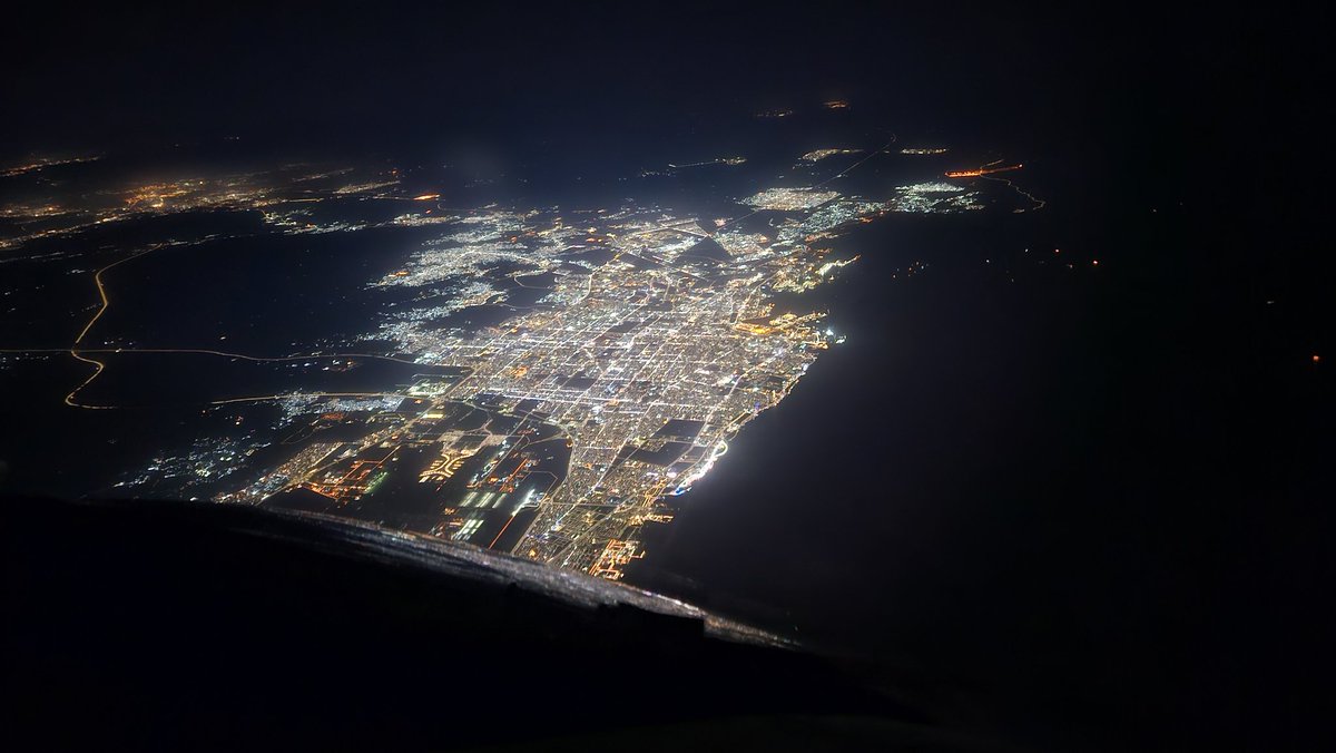 PascalFCDB's tweet image. Impressie van de vlucht van vandaag naar #Nairobi oa eiland in de buurt van #Kreta en de stad #jeddah met het #F1 circuit duidelijk zichtbaar! #KL565 #KLM