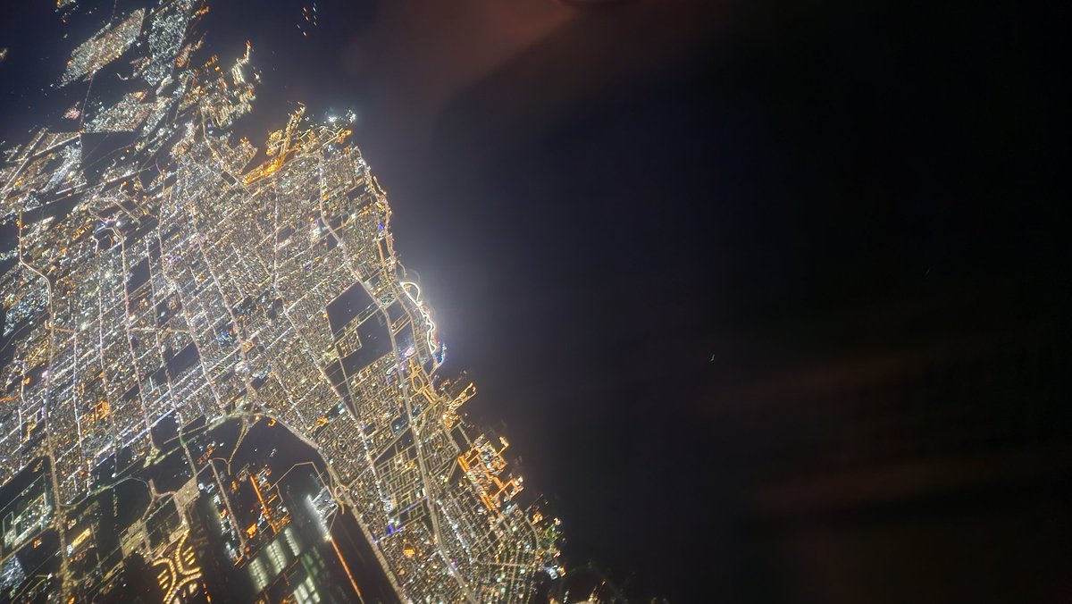 PascalFCDB's tweet image. Impressie van de vlucht van vandaag naar #Nairobi oa eiland in de buurt van #Kreta en de stad #jeddah met het #F1 circuit duidelijk zichtbaar! #KL565 #KLM