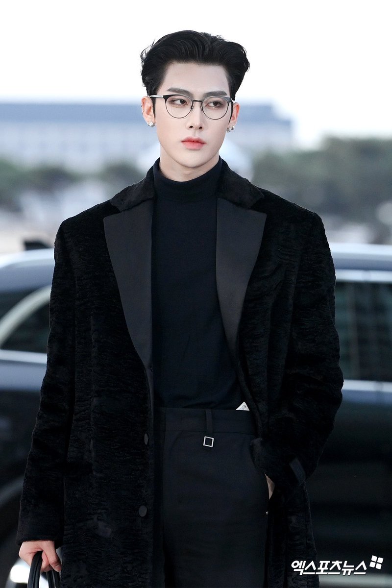 he looks so much like a character from a webtoon his visuals is crazy HOW ?????