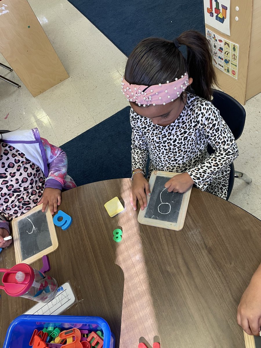 takeitec_se's tweet photo. Students distinguishing between letters/numbers and practicing writing them! @NISD_ECE @NISDCody #prek #ecse #collaboration https://t.co/hnQktG4TC2