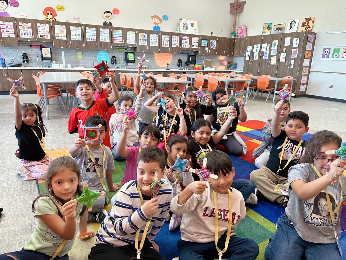 JustinPhanCFISD's tweet image. ART IS HAPPENING HERE at @BrosnahanES !!! 👨🏻‍🎨✨
Whether that be painting and splashing bubbles with kindergarten, or folding ancient origami with fifth grade or making graffiti style art, weaving with yarn in fiber arts with first grade! Art is happening HERE! 🙌#elementaryArt 🎨