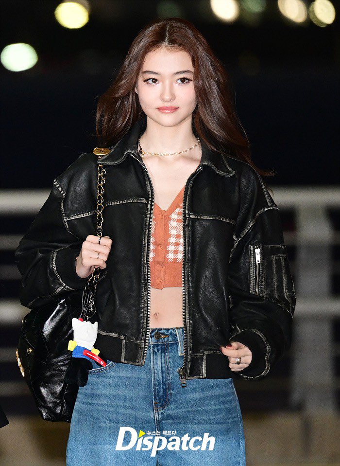 EllaGrossBrasil's tweet photo. 📸 | SURREAL! Fotos de imprensa da Ella no aeroporto de Incheon, à caminho do Japão. (1/2)

“Ella chamou a atenção com seus visuais parecidos com bonecas. Atraiu a atenção dos repórteres com sua beleza mais madura.”

🔗: https://t.co/KVXT3vcSwo

#ELLA #엘라 #MEOVV #미야오 https://t.co/uFx39QSMWo