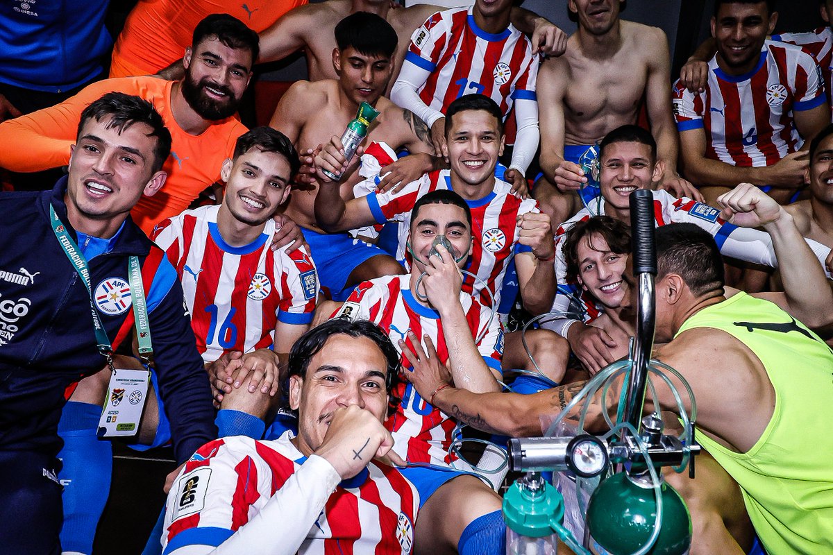 Postal tras el empate de la Albirroja en El Alto. Fabián Balbuena poniéndole oxígeno a la oreja de Juan Cáceres 🤣🇵🇾