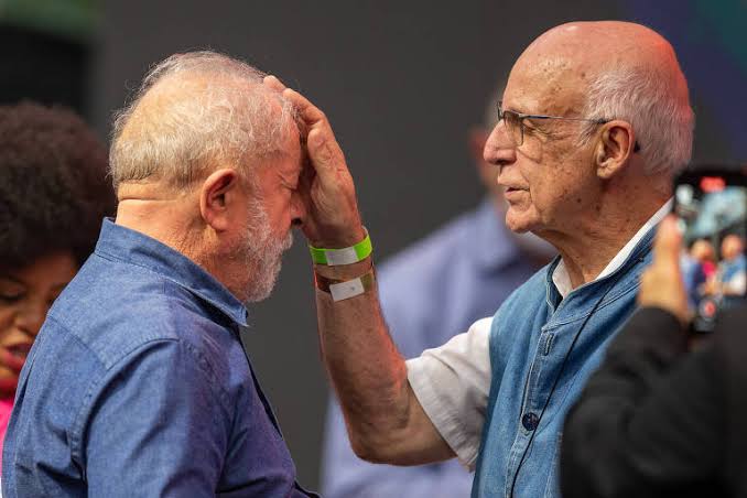 Que Deus o abençoe Presidente <a href="/LulaOficial/">Lula</a> e o guarde e livre de todo e qualquer mal!!! 

      Padre Julio Lancellotti