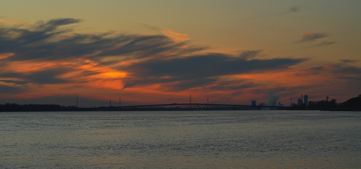 FototakerTony's tweet photo. Another look at last night's #sunset since our Sun dropped behind #grayClouds and never reappeared. The silhouetted buildings are those of @NiagaraFalls @Canada. @OntarioTravel @TourismNiagara #nubes @NiagaraRegion #DestinationNiagaraFalls @SkylonTower https://t.co/LkuTcS7VrR