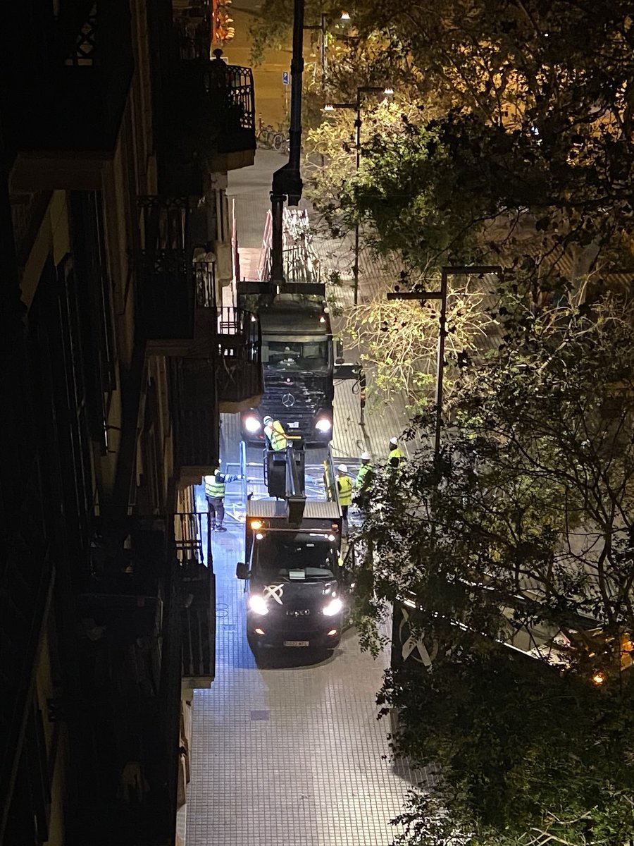 Hola <a href="/jaumecollboni/">Jaume Collboni</a> <a href="/Albert_Batlle_B/">Albert Batlle</a> <a href="/czapatac/">Carmen Zapata</a> son las 00:30, están poniendo luces de Navidad ¿por qué el <a href="/bcn_ajuntament/">Ajuntament de Barcelona</a> actúa como si no vivieran vecinos? ¿no tendrá horas el día que lo tenéis que hacer de noche?