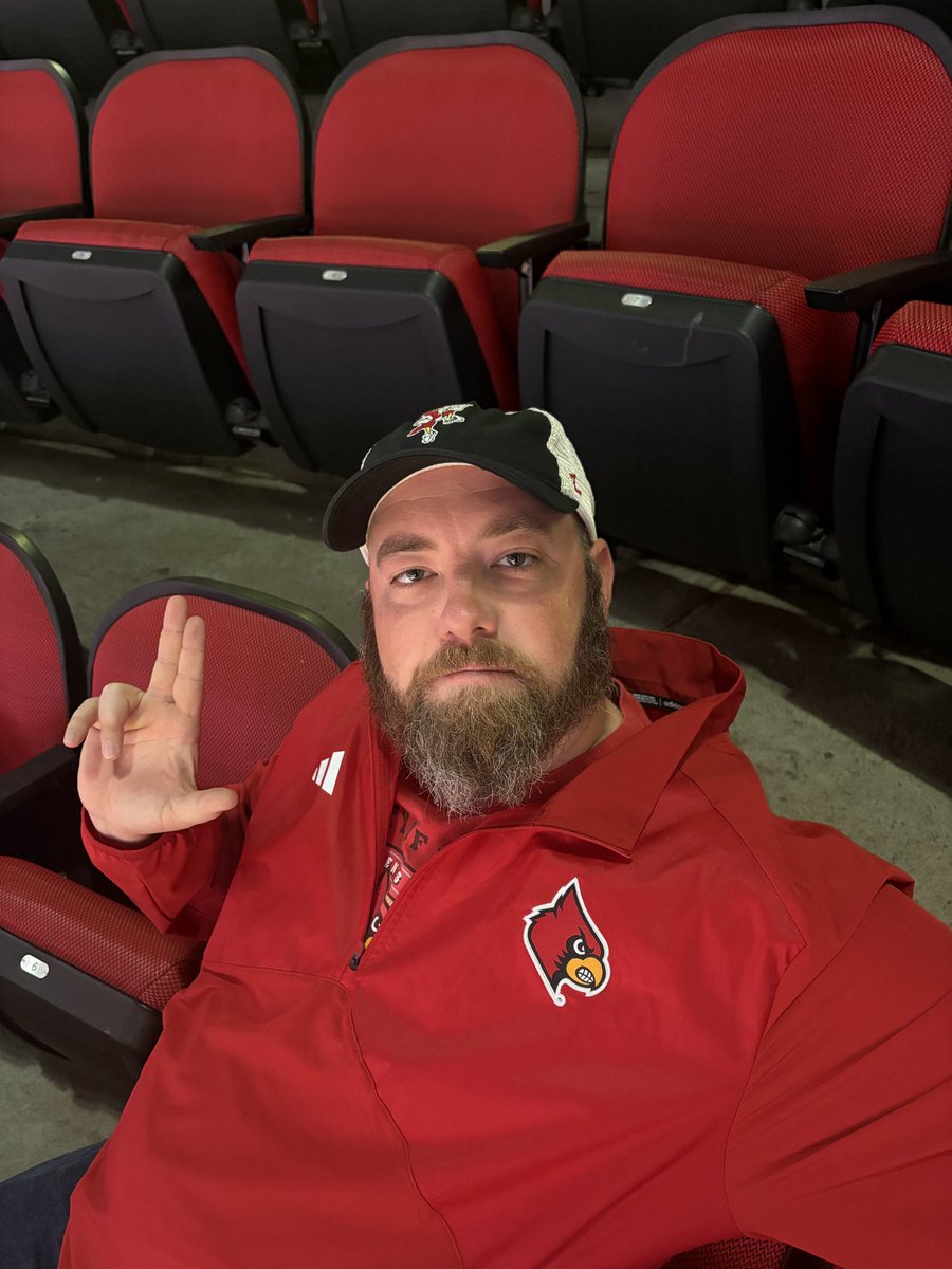 teahhanson's tweet photo. Looking for a W 👀♥️🏀
#GoCards #L1C4 https://t.co/GMRZHxTJ84