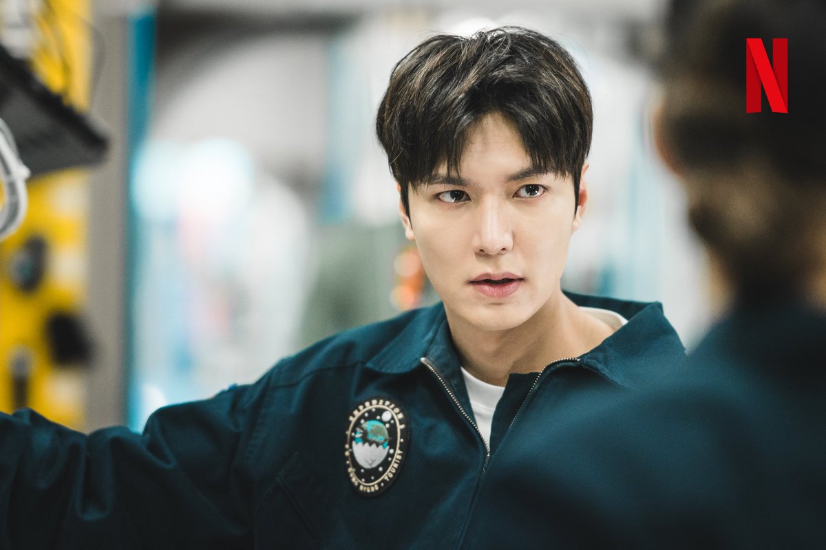 netflixkcontent's tweet photo. Our squeals of excitement just broke the sound barrier:

OB-GYN-turned-space-tourist #LeeMinho meets space mission commander #KongHyojin in sci-fi rom-com #WhentheStarsGossip.

This star-studded series with #OhJungse, #HanJieun, #KimJuhun, #EL, #LeeChohee, and #HeoNamjun is coming January 4, 2025. Only on #Netflix.