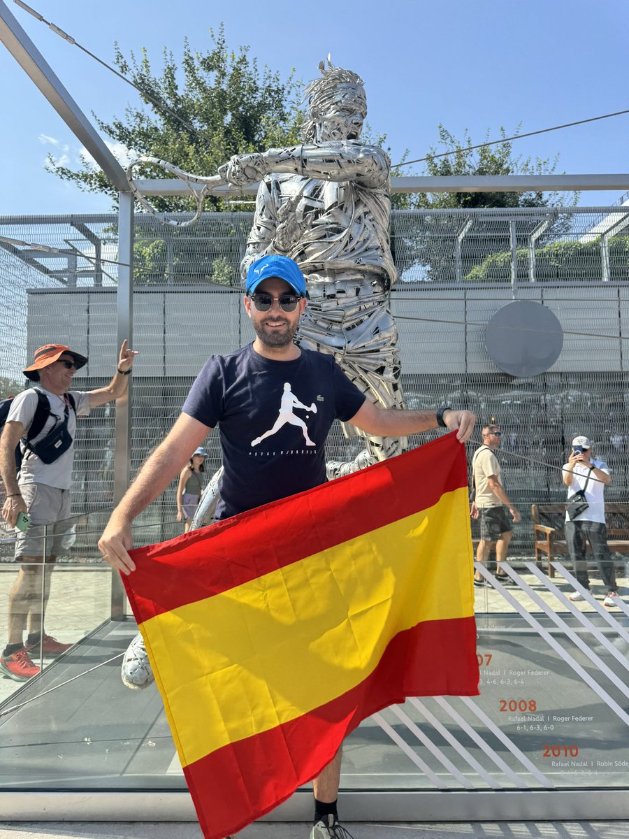 adri7baez's tweet photo. Gracias Rafa!!!

 @RafaelNadal 
#LaPistaDelTenis 
#AdiosRafa https://t.co/Bzvk97BHjE