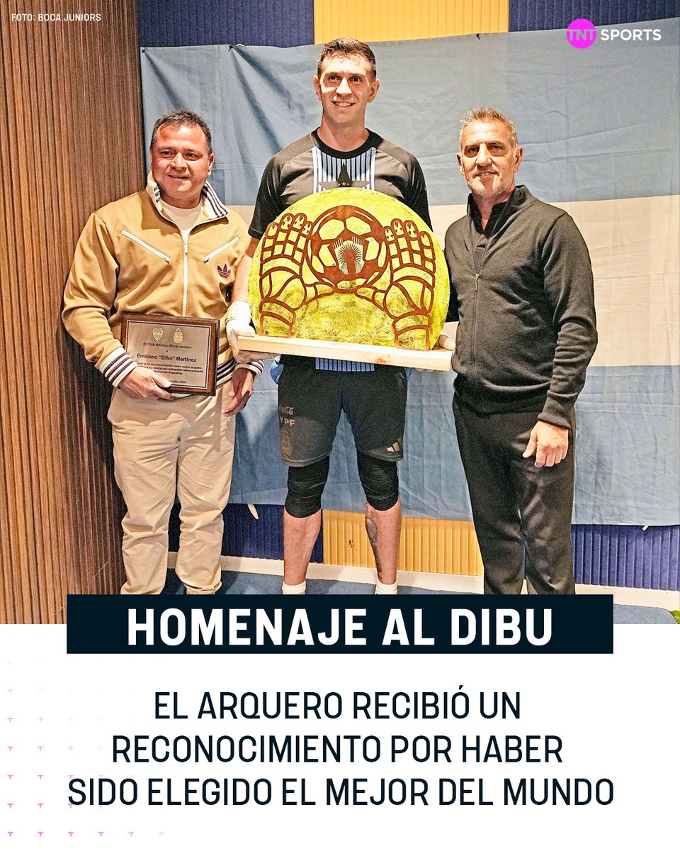 TNTSportsAR's tweet photo. ¡EL MEJOR DEL MUNDO! 🧤🔝

BOCA le hizo un reconocimiento al DIBU MARTÍNEZ en la Bombonera 🇦🇷🤝🏼😍

La plaqueta fue entregada en la previa del partido ante PERÚ por Raúl Cascini y Marcelo Delgado, integrantes del Consejo de Fútbol. https://t.co/54VRZOcf1I