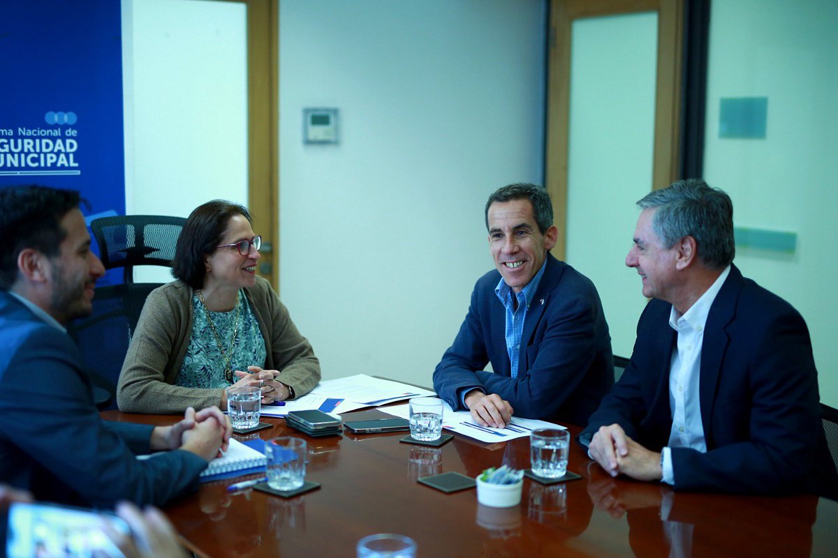 Hoy nos reunimos con la <a href="/SubPrevDelito/">Subsecretaría de Prevención del Delito</a>, <a href="/CarolinaLeitao/">Carolina Leitao</a>, y <a href="/AlessandriFelip/">Felipe Alessandri</a> para abordar la urgencia de fortalecer la seguridad en Lo Barnechea y el país. Proponemos una base de datos de autos robados accesible a municipios. ¡La seguridad no puede esperar!