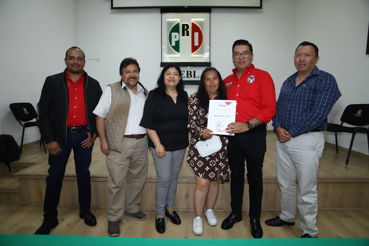 NestorCamarillo's tweet photo. Me reuní con grandes mujeres y hombres que han trabajado con lealtad y compromiso hacia el partido, por nuestra militancia en #Puebla capital, quienes tienen mi reconocimiento. 
¡Seguiremos juntos fortaleciendo nuestro trabajo en el territorio! https://t.co/jptO1X0TAb