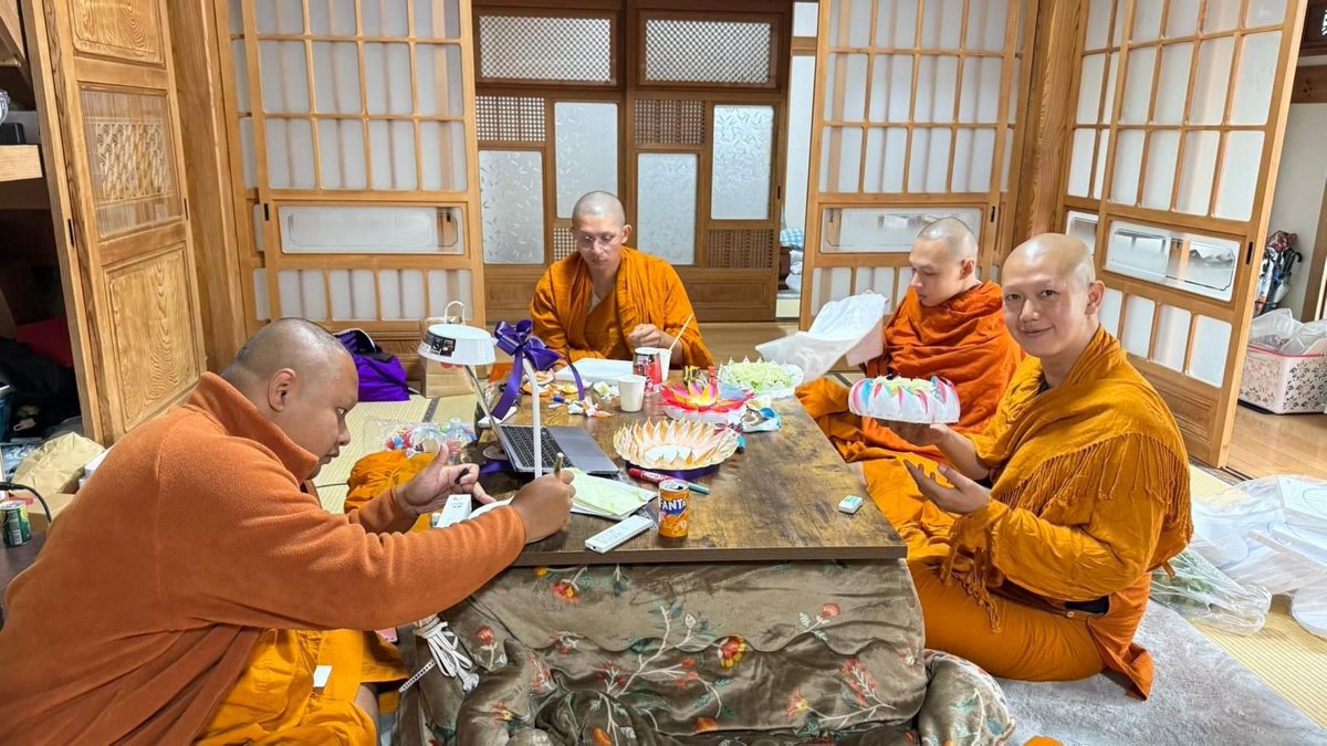Thainews_PK's tweet photo. あのワット・ポーが千葉県香取市に分院を開設しました。予算の制約で、見た目は日本の一軒家のままですが、タイからお迎えした本尊と常駐のタイ人僧侶がおいでです。もちろん寒い日はこたつで・・・風邪ひかれませんように。

(Cr 同寺FB) https://t.co/YrG31zR7k1