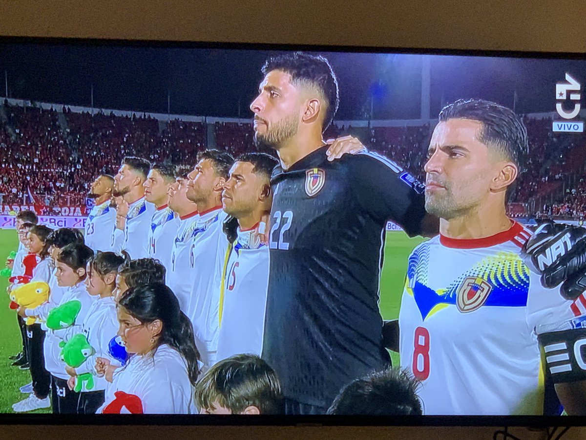 Algunos niños cantaban el himno de Venezuela.
Tuvieron que huir de su país quizás sin saber leer, ni escribir. Hoy están junto a sus ídolos y más cerca de su país 🇻🇪