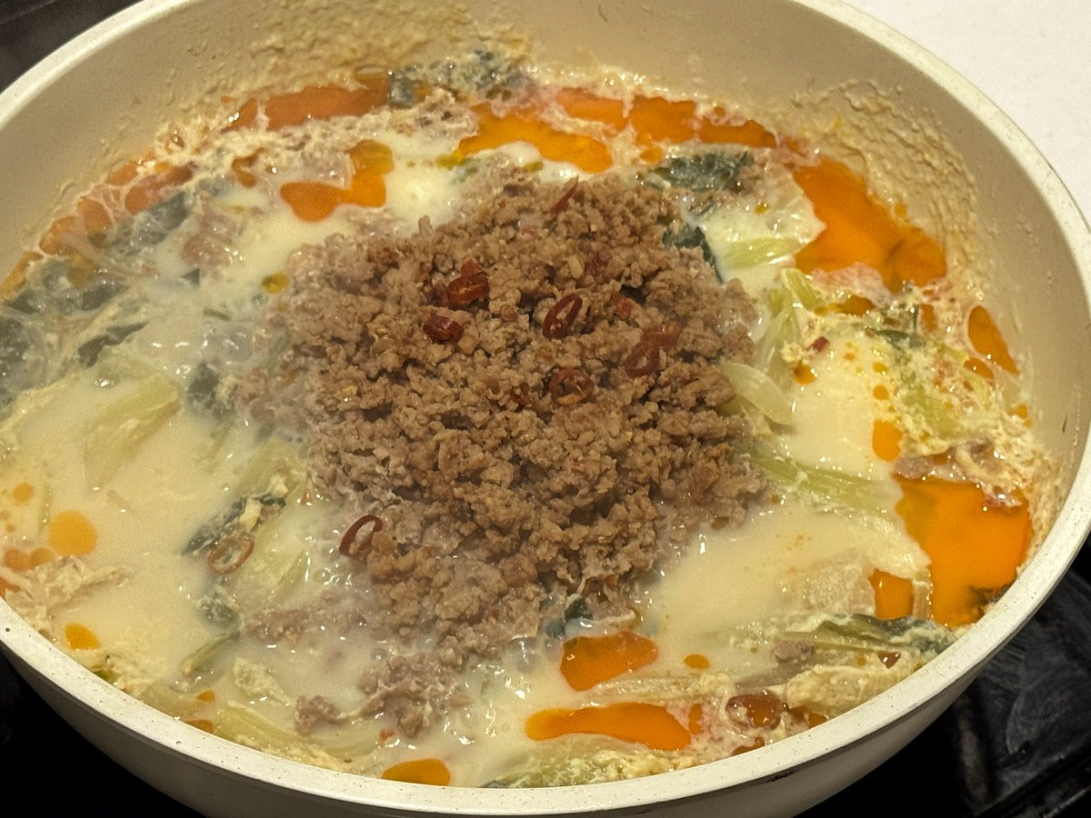 リュウジさんの本当に美味しい担々鍋作りました🍲🌶️

味噌と豆板醤で炒めた挽き肉は香り高く旨みたっぷりで、豆乳の濃厚さと丸鶏がらスープの旨みがウマすぎる……

〆の担々麺は食べる前から分かってたけどウマいに決まってました🍜
#おうちごはん
