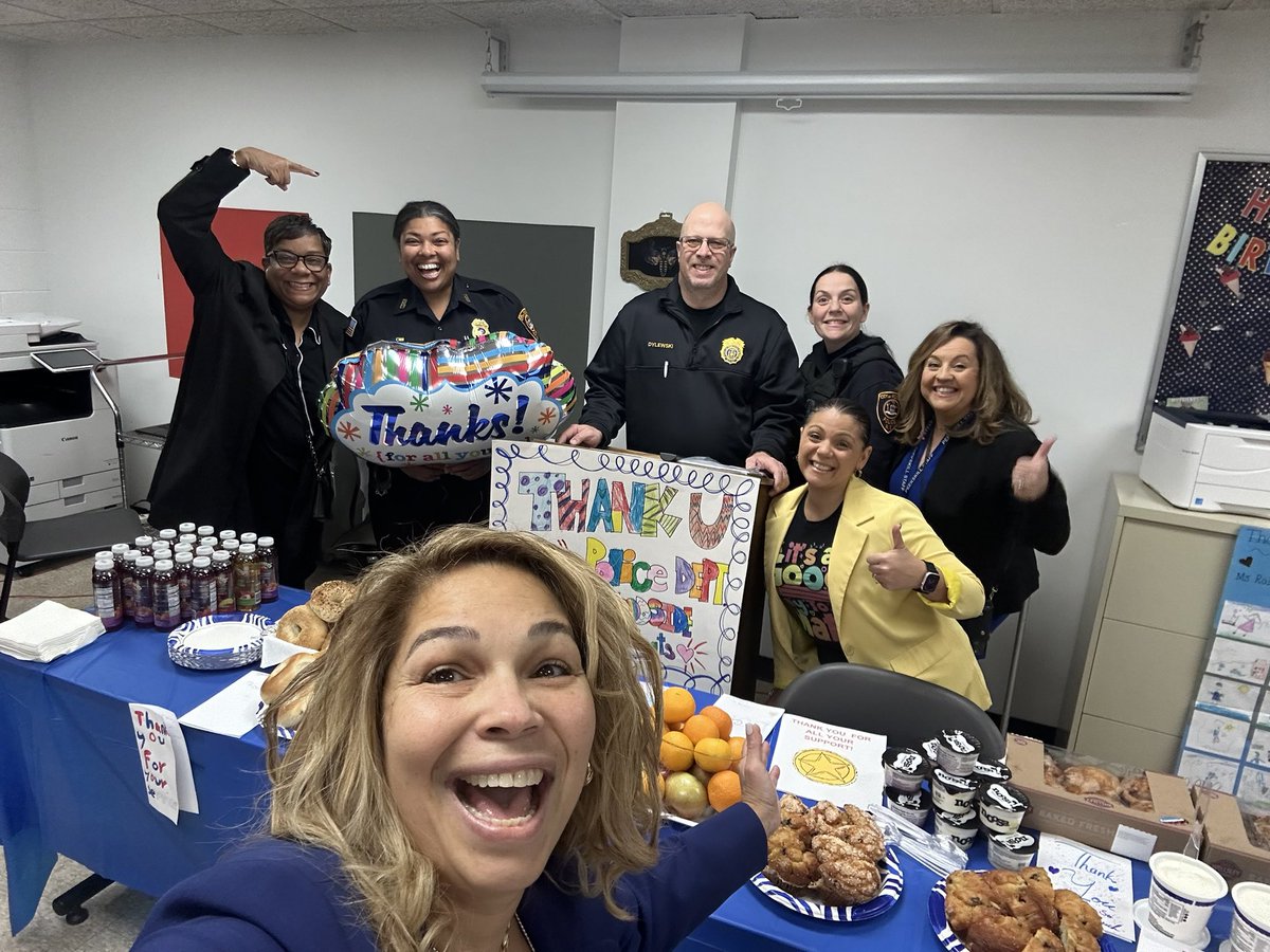 MsHernandezPCSD's tweet image. 🚨🚔When the Peekskill Elementary team shows up to bless our police officers 👮 👮‍♂️ with a 🌈 landing of breakfast, goodies, and cards galore courtesy of our students, you remember what a little kindness and ✨ can do! I love this team! 🚔🚨