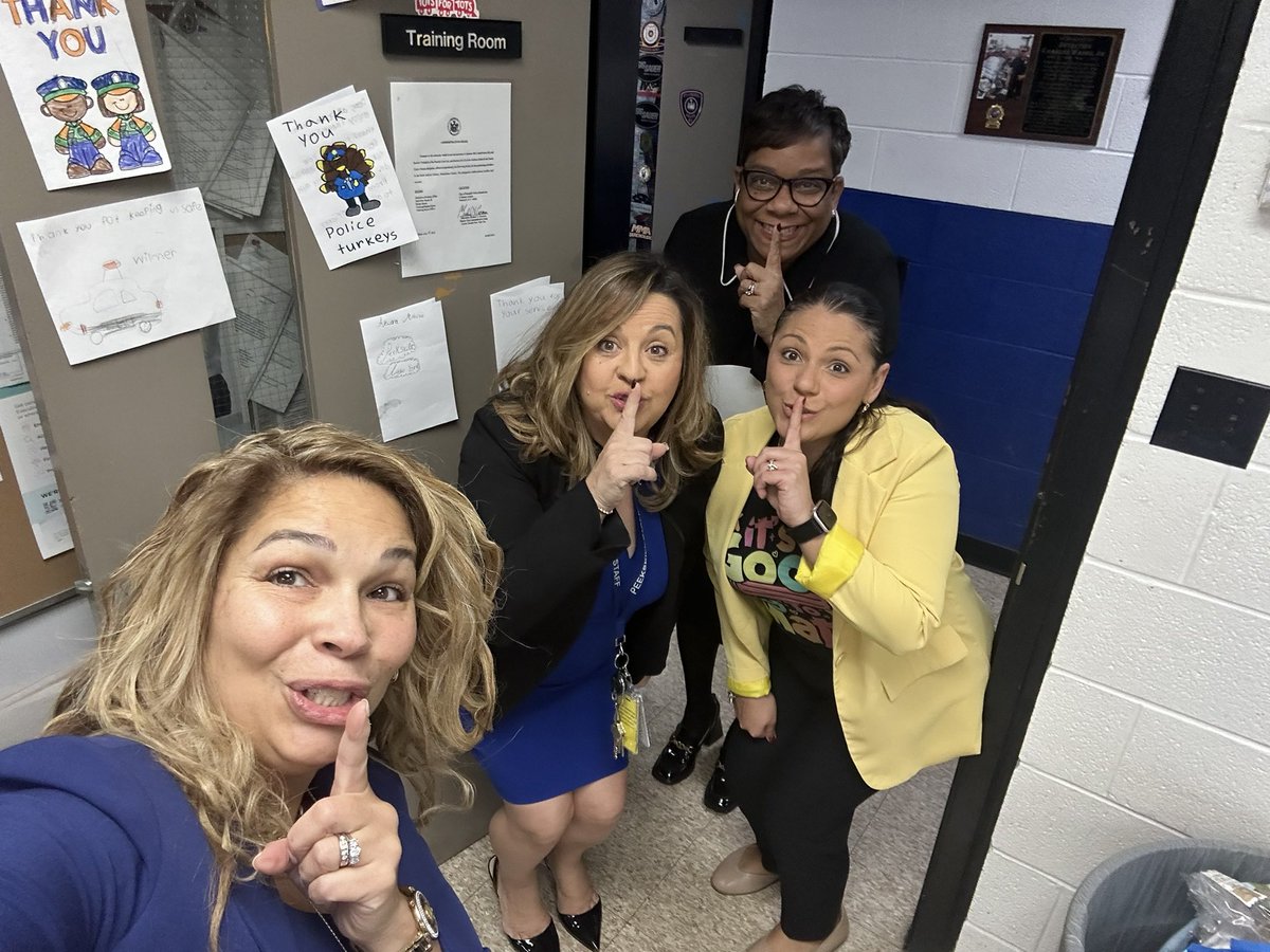 MsHernandezPCSD's tweet image. 🚨🚔When the Peekskill Elementary team shows up to bless our police officers 👮 👮‍♂️ with a 🌈 landing of breakfast, goodies, and cards galore courtesy of our students, you remember what a little kindness and ✨ can do! I love this team! 🚔🚨