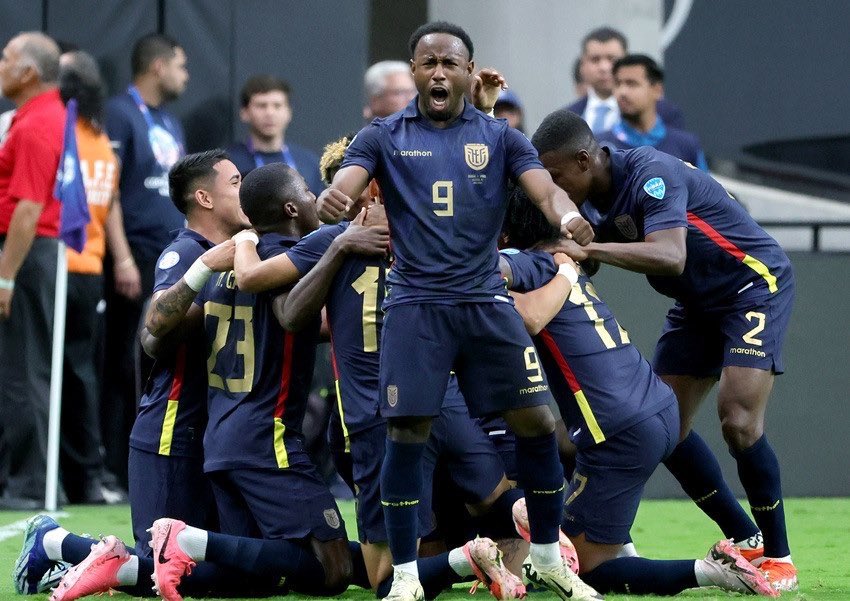 Bombillismo3's tweet photo. Una vez mas esta comprobado que cuando Ecuador juega de Azul derrocha futbol 🔵🇪🇨 https://t.co/j5WPQlWJ8f