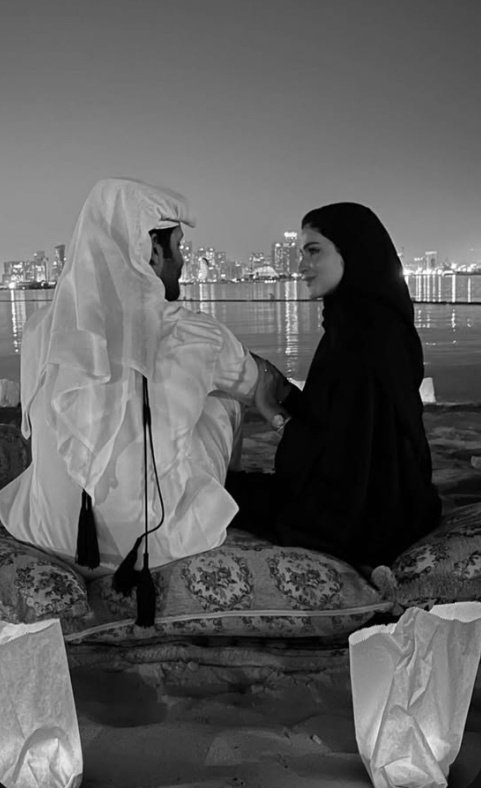 الله عطانــي من غــلاه وعطيتـه
وغيره بغى منـي ولانيب معطيه

قالوا هويته قلت اي والله هويته
قالوا تركته قلت مانـــي مخليـــه

له منزلً فـــي وسط روحي بنيته
جدرانه ضلوعـــي وهو ساكن فيه.

#ماي_عيني
#حسناء_المجره