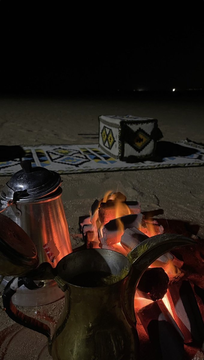 تعال اقلط وسولف معي يانسيم الليل
انا والله إن لي مدة أحس بالغربه

عن الناس أغيب شهور واطلع طلوع سهيل
عساها تباشربي مثل: ماتباشربه

يازين السعه والبعد عن قوم قال وقيل
وعن اللي لسانه يمنع الناس من قربه

لسان البذي ماكنه الاّ لسان السيل
يجيب الخفيف الساقط اللي على دربه