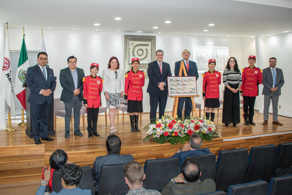 lotenal's tweet photo. ¡Celebramos el 50 aniversario del CIDE! 🎊

🤑 No te quedes sin tu billete para buscar el Premio Mayor de 11 millones de pesos, en una serie, este 24 de noviembre. 🤞

#TuSuerteTransformaMéxico🇲🇽

En la develación del billete participaron el Director del @CIDE_MX, Dr. José Antonio Romero Tellaeche; el Secretario Académico, Saúl Mendoza; el Coordinador de Administración y Finanzas, Benjamín Huidobro; la Secretaria del Sindicato de Trabajadores, Jazmín Velázquez; la Tesorera del Sindicato de Personal Académico, Jacqueline Hernández; y el Director de @lotenal, @MarcoAMena.

@GobiernoMX
@Hacienda_Mexico