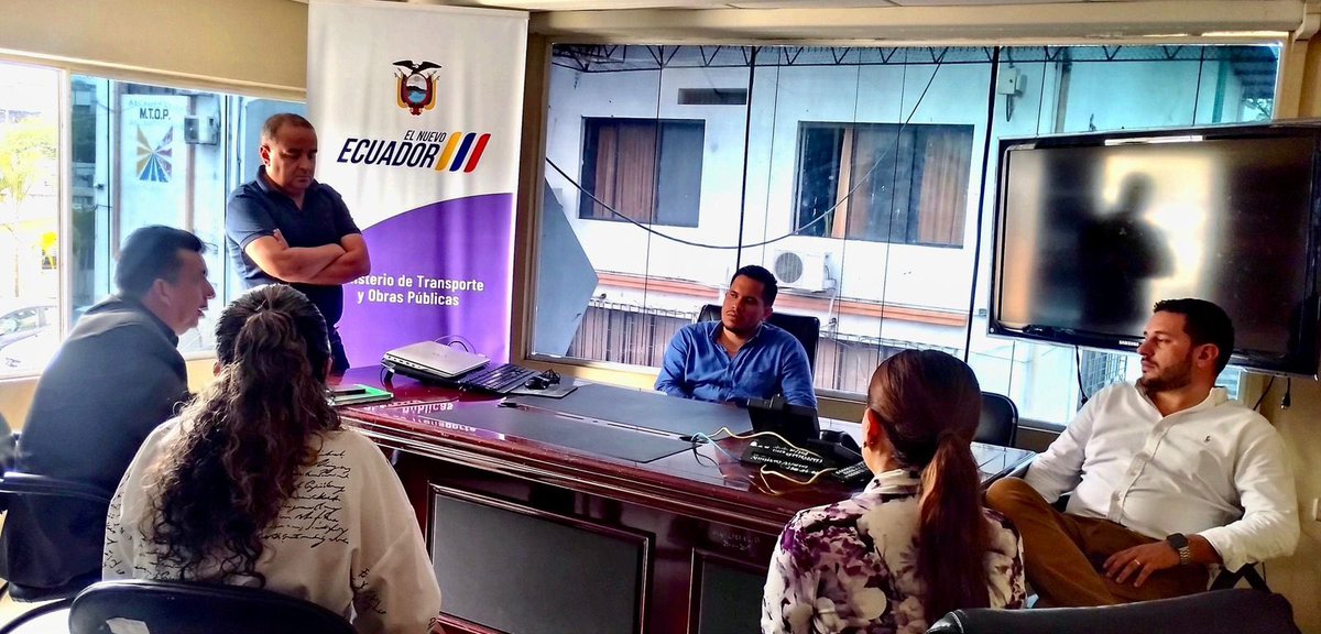 MIT_Ecuador's tweet photo. #Manabí | El subsecretario Zonal 4, Manuel Molina y el gerente del Comité de la Reconstrucción, José Ángel Dueñas mantuvieron una reunión con Ángela Plúa, Alcaldesa de #Jipijapa para revisar el avance del mantenimiento de la E15 y obras de reconstrucción de la provincia. https://t.co/CsfPyMGkfd