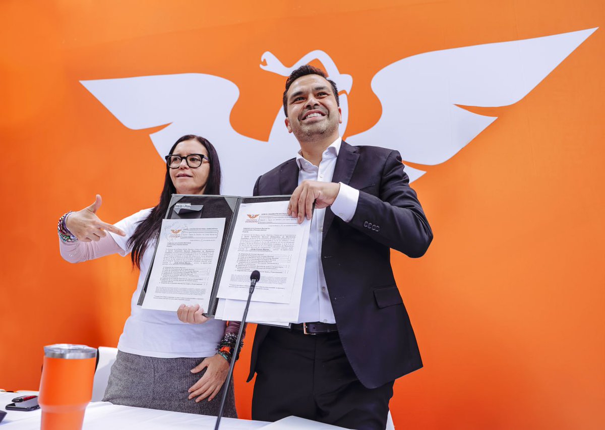 MovCiudadanoMX's tweet photo. Hoy se registró @AlvarezMaynez como aspirante a candidato a la Coordinación Nacional de nuestro Movimiento. 🧡

Le deseamos mucho éxito en el proceso. ✨ https://t.co/OI3pvolrCV