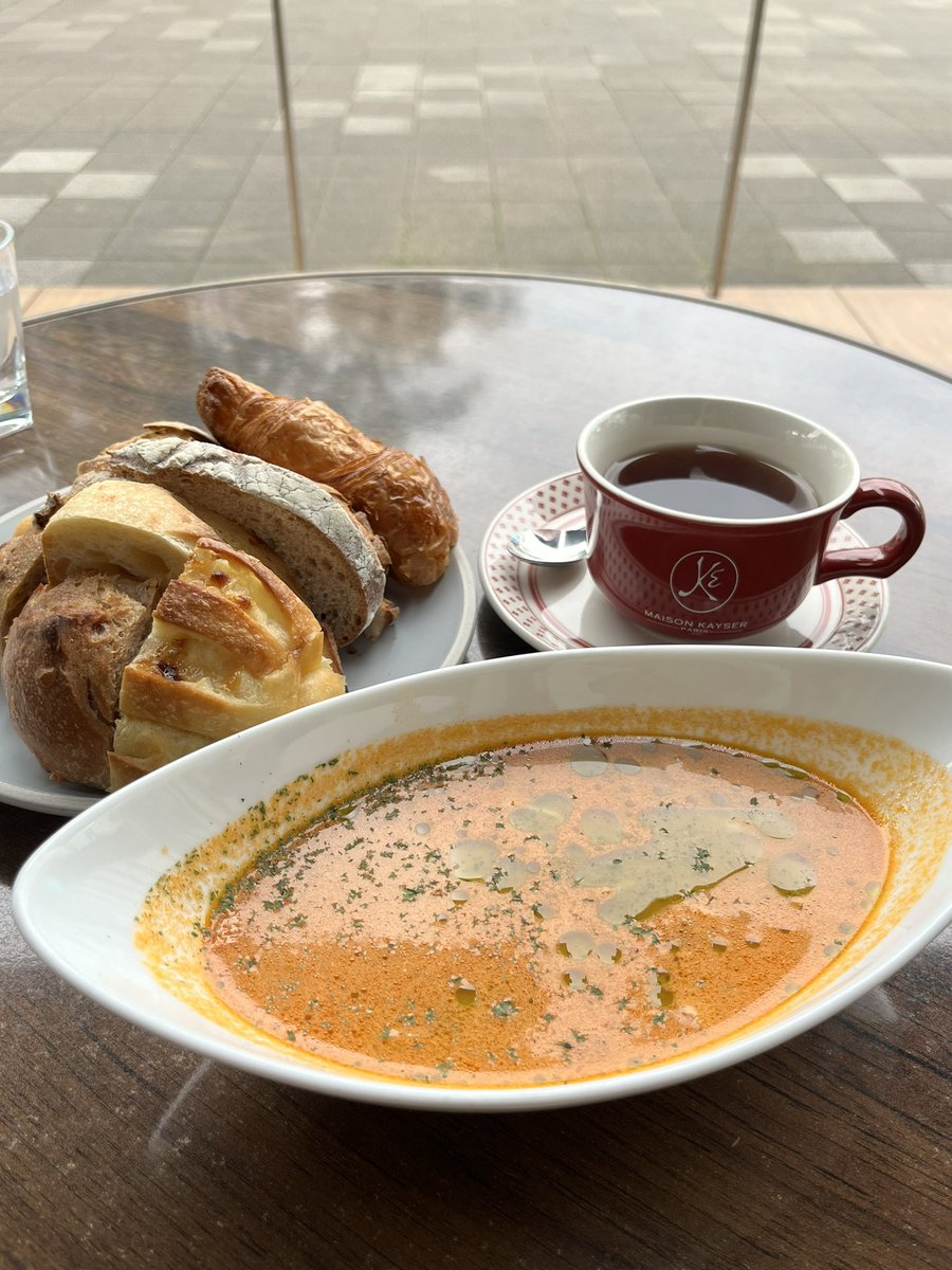 h914t's tweet photo. おいしいパン🥐
スープと紅茶で、はいっ❗️優勝〜‼️😄

#メゾンカイザー
#本日のスープ
#クロワッサン https://t.co/AvXIbPsNMa