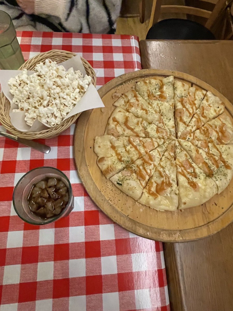 お久しぶりです！
投稿が久々となってしまいすみません🙇
先日三送会を行い、引退した3年生全員が参加してくださいました♡
1.2年生との再会で会話も弾み、楽しい時間を過ごせました！
ここからは1.2年生での練習が本格スタート✨全員で頑張ります！
3年生の皆様、新しいステージでも応援しています！