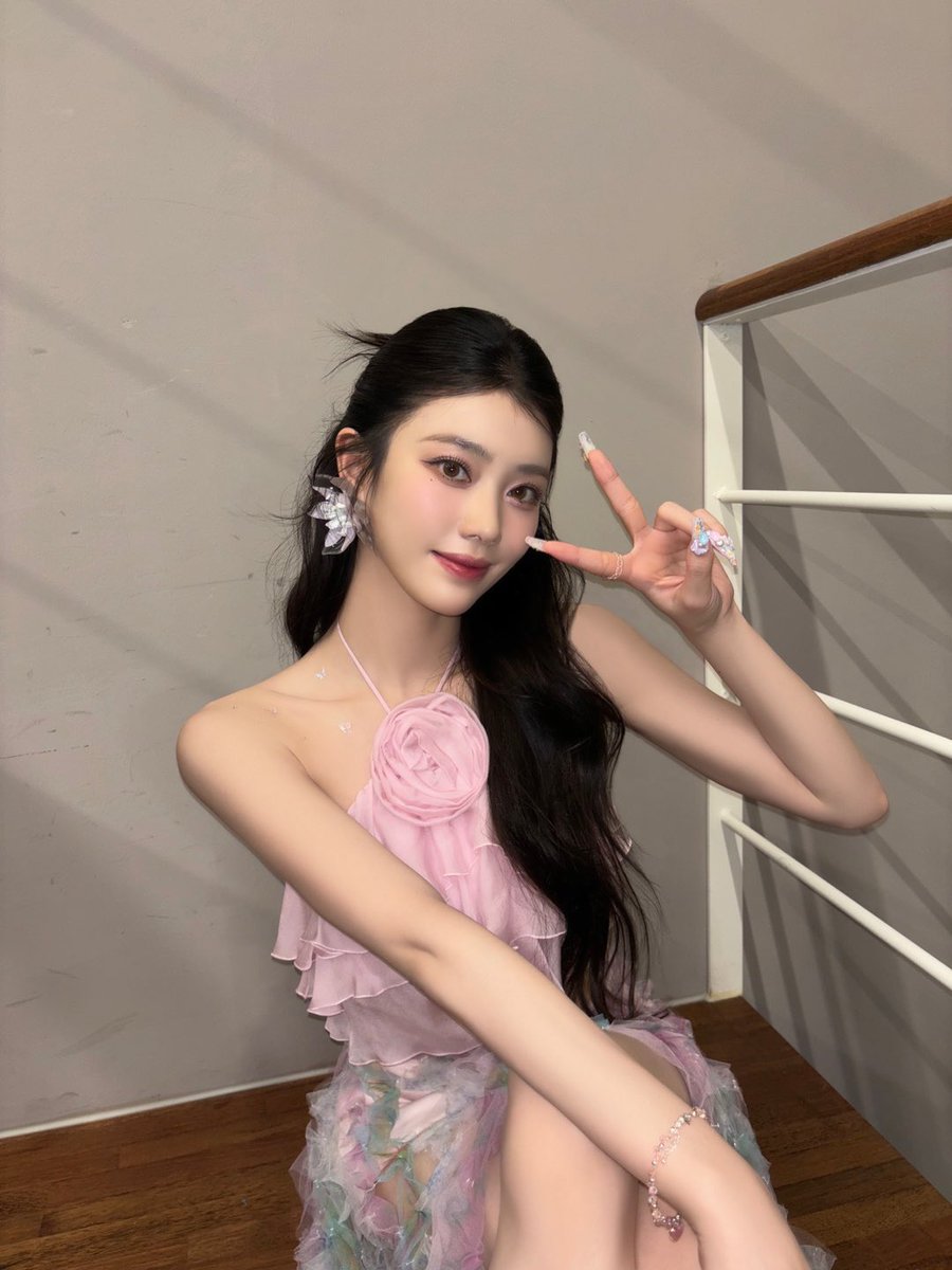 xiaotiig's tweet photo. 🌸🎀🦩💕🌷 From the delicate blush of a sunrise to the vibrant petals of blooming flowers, she tells a story of life’s tender beauty. 🤍ྀི https://t.co/rvzzB3N5NP