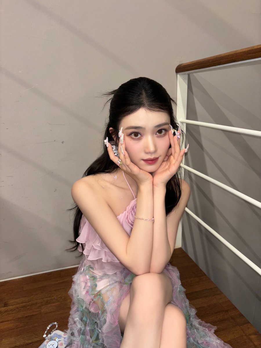 xiaotiig's tweet photo. 🌸🎀🦩💕🌷 From the delicate blush of a sunrise to the vibrant petals of blooming flowers, she tells a story of life’s tender beauty. 🤍ྀི https://t.co/rvzzB3N5NP