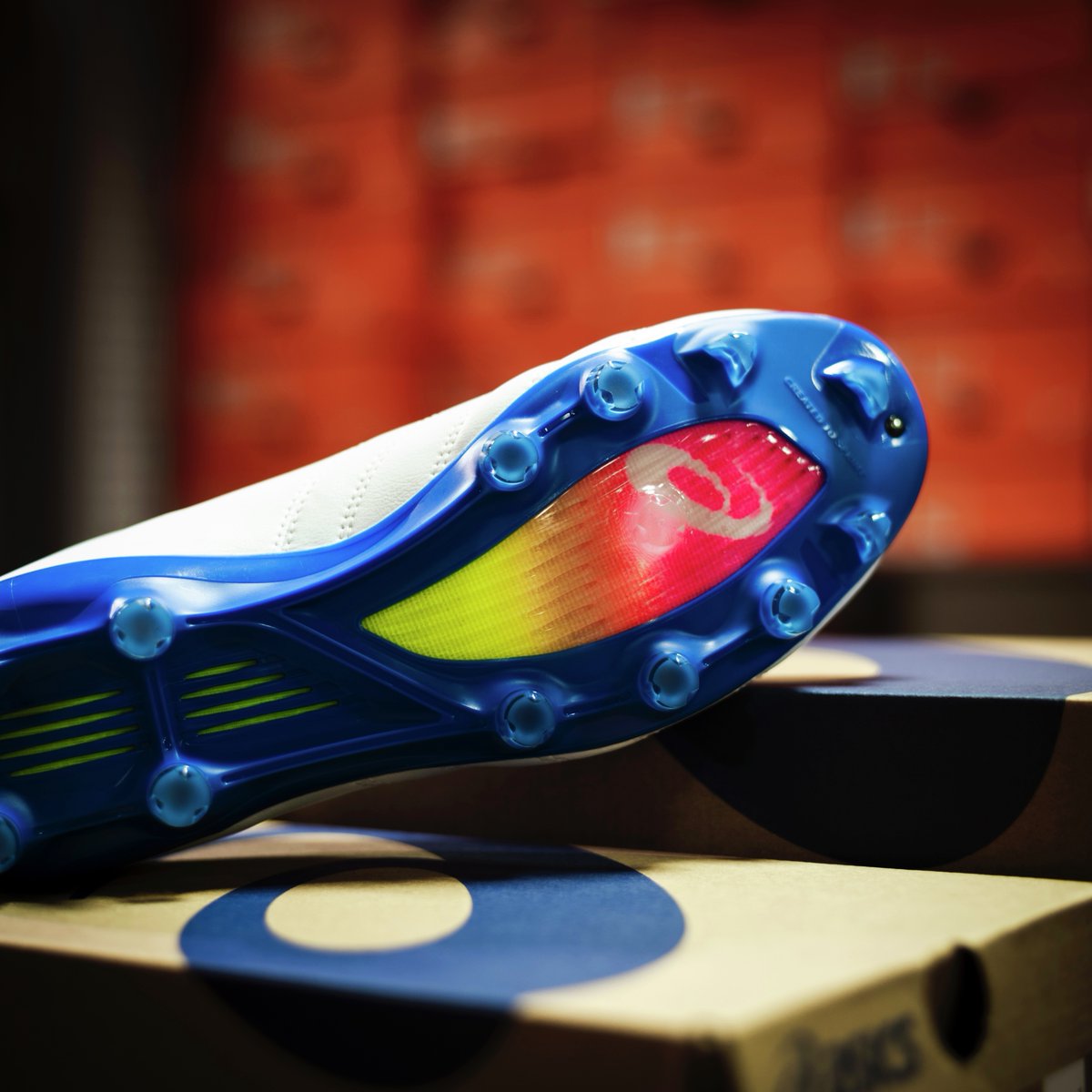 ASICSから不思議なスパイクが👀 新素材”SILKYWRAP”（シルキーラップ