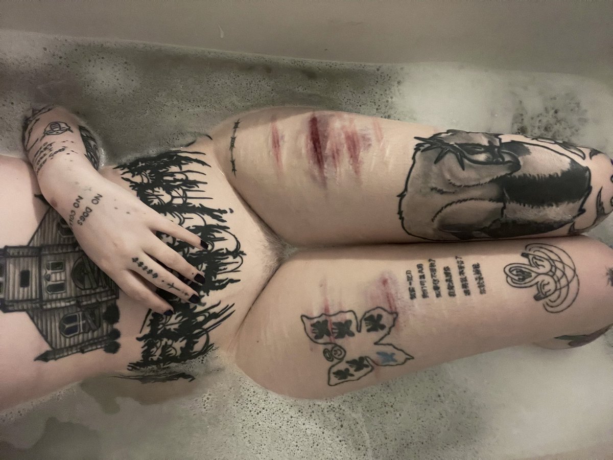 gothbabybrat's tweet photo. (tw bloody caning bruises)

come kiss my bruises 🤍 https://t.co/Mdj21RzSVp