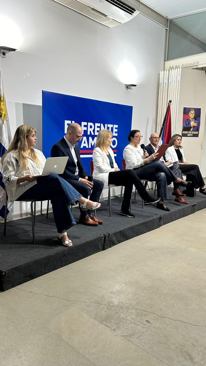 Profesionales del Derecho con Yamandu y Carolina. 
Infinitas gracias a nuestra vicepresidenta del FA <a href="/Veropr2810/">Vero Piñeiro</a> que nos apoyó en todo para que la actividad saliera divina. <a href="/JuanARoballo/">Juan Andrés Roballo</a> <a href="/emawilkins31/">Ema Wilkins</a> <a href="/marciotomorrow/">Marcio Mañana</a> <a href="/Matu_Colotta/">Matu Colotta</a> <a href="/alberto_ferreix/">Alberto Ferreira Reixach</a> 
♥️💙🤍