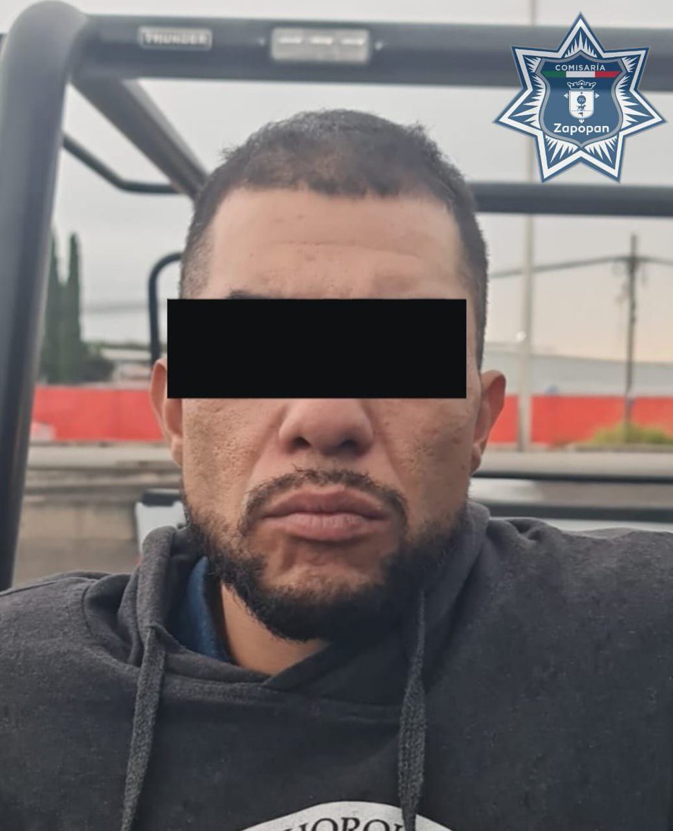 PoliciaZapopan's tweet photo. #Entérate Elementos del Escuadrón de Reacción y Operaciones Especiales #EROE detuvieron a un sujeto que tripulaba una motocicleta con reporte de robo en calles de la colonia San Juan de Ocotán. 🚔

Más información:
https://t.co/cU1HB0dEHS https://t.co/pCFxEWUTkC