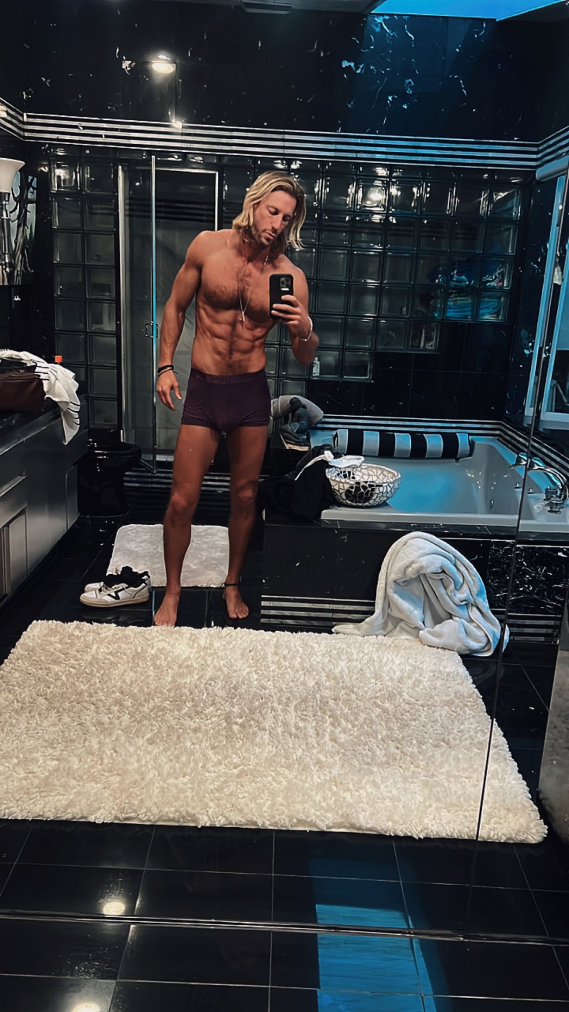 Back on set.. https://t.co/sZ8qWnfezQ https://t.co/dRCUp3vwv0