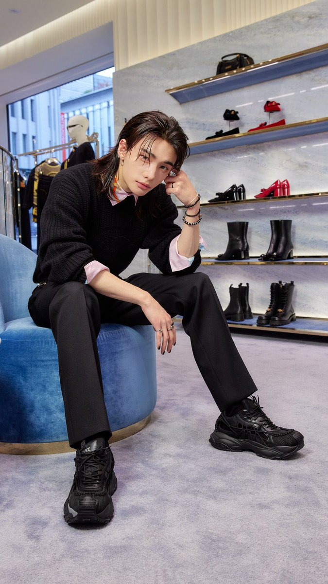 hyunjinpost's tweet photo. oh my god hwang hyunjin??? https://t.co/LdOTfb5aXn