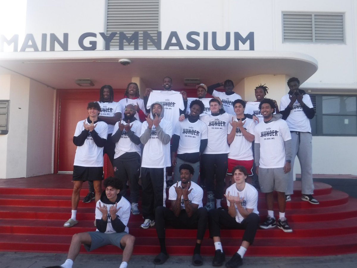 The Men’s Basketball Team had an incredible time today hanging out with the students and administrators at Hoover High School! 🏫

We learned so much about their amazing work and got to give back by helping out with a Feeding San Diego food drive. 

It was an inspiring experience